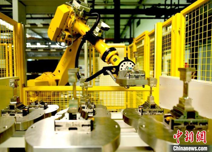 产线机器人放置完工叶片。　刘岗 摄