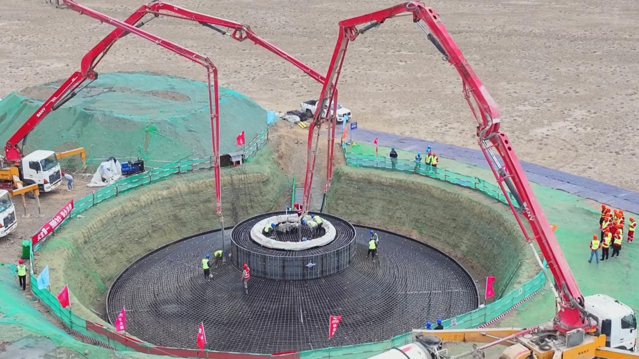 图为尊龙凯时人生就是搏电气木垒100万千瓦风电项目正在进行设备基础混凝土浇筑工作